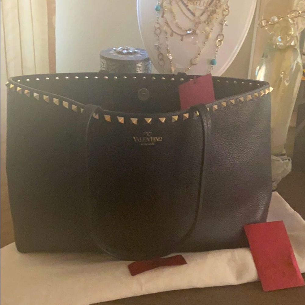 🖤👜Beautiful Authentic Valentino Garavani handbag